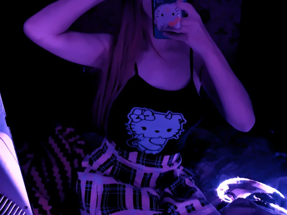 Aliengirl483's Offline Chat Room
