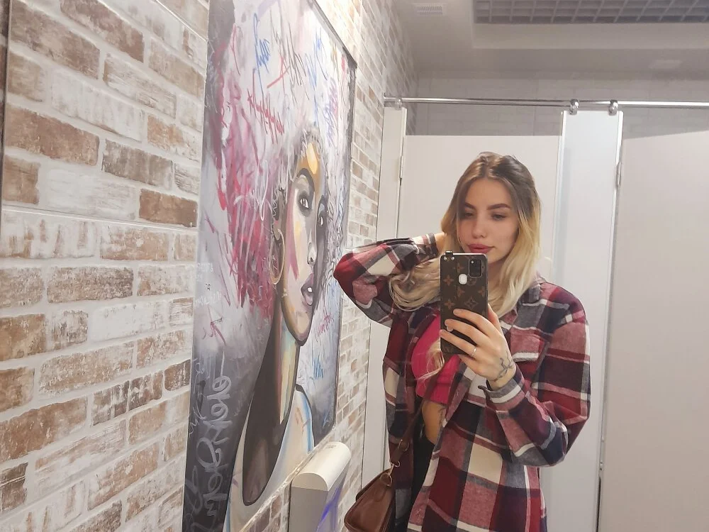 OtakuOops Adlı Modelin Çevrimdışı XXX Sohbeti