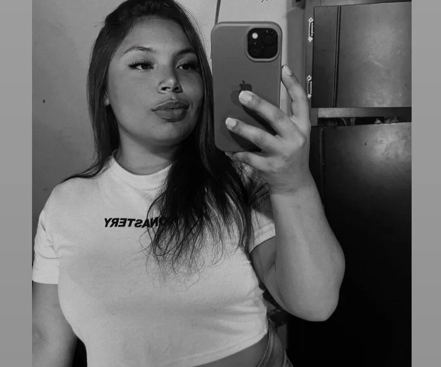 Melani-Nicholsn Offline XXX chat