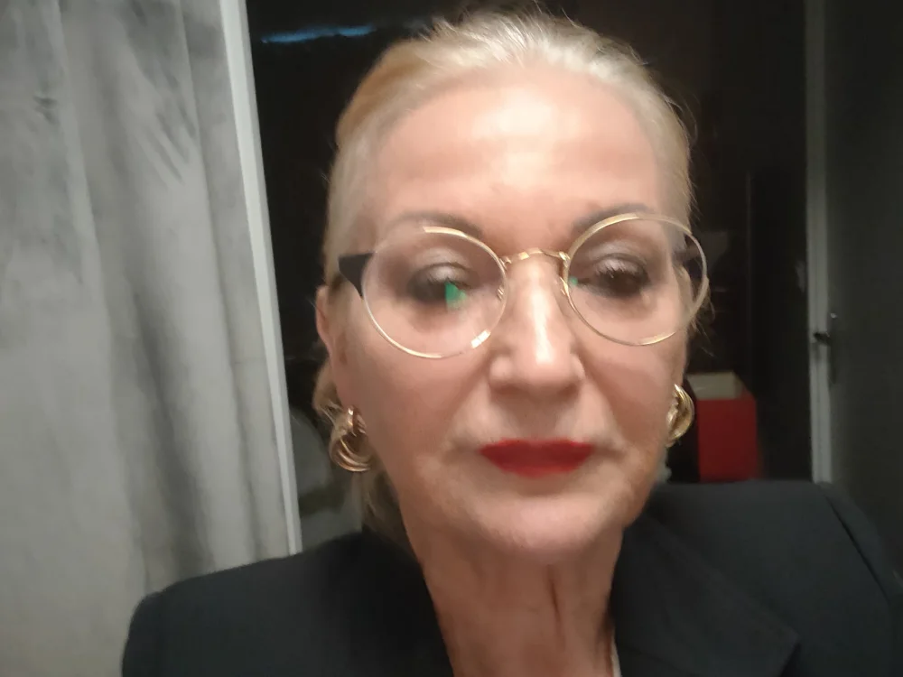 carlina47's Offline Chat Room