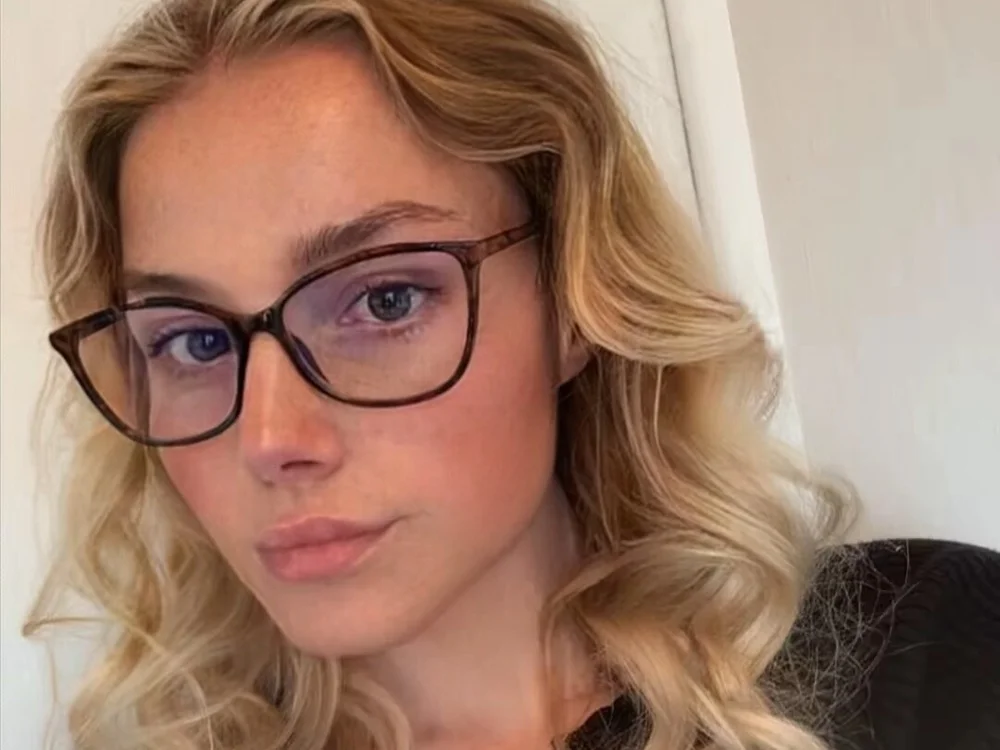 Cara_18X's Offline Chat Room