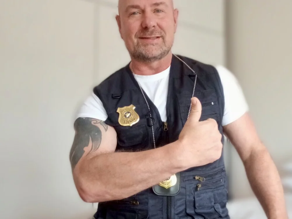 Офлайн-чат XXX ManlyPrisonGuy