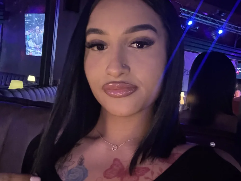 Latinababyx's Offline Chat Room