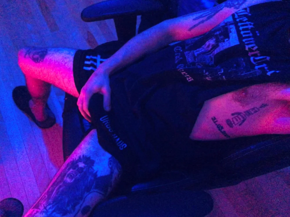 moderatelysubversive's Offline Chat Room