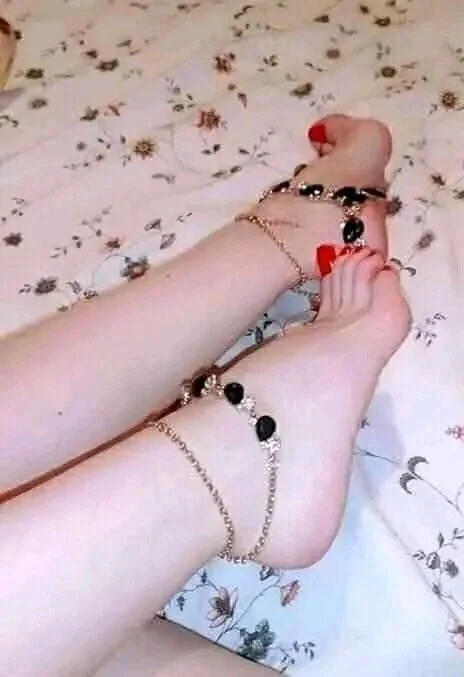 Hot-Arab-bitch's Offline Chat Room