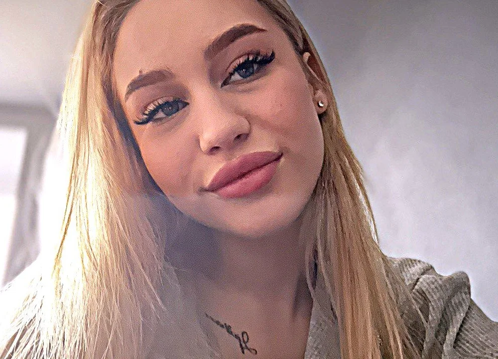 Kate_lips' Offline Chat Room