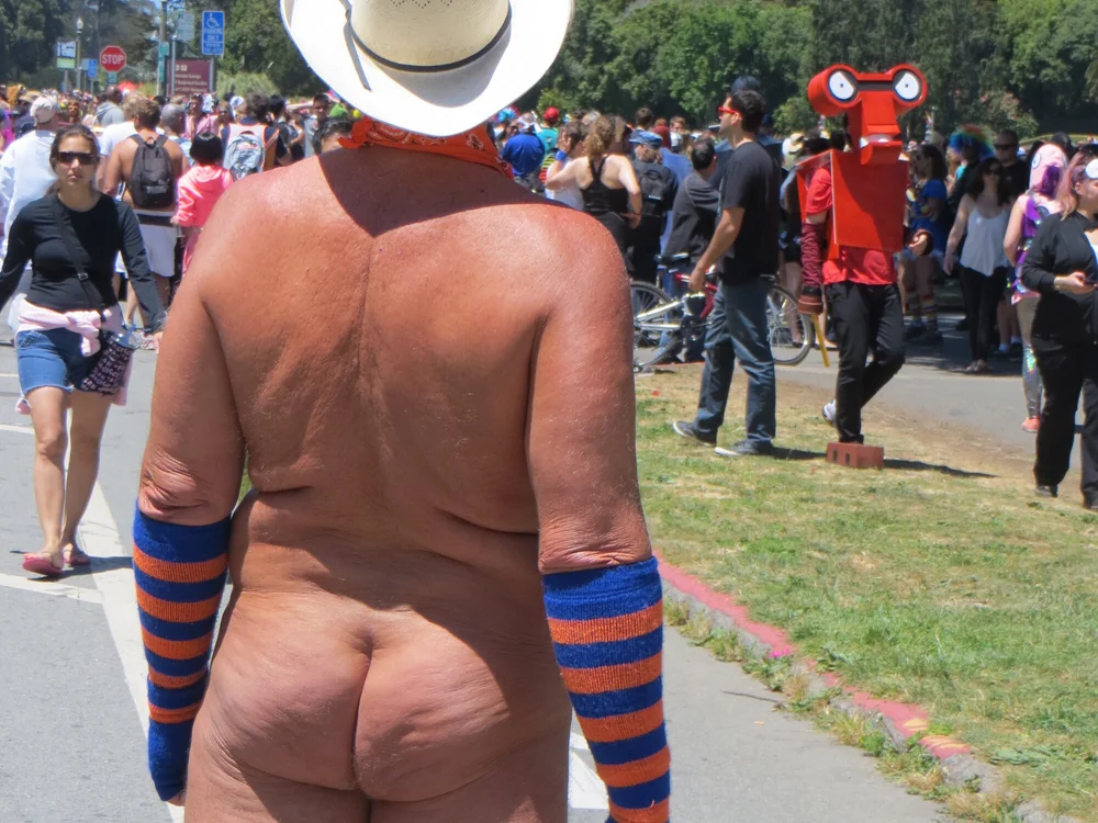 MrSmilesNudist's Offline XXX Chat