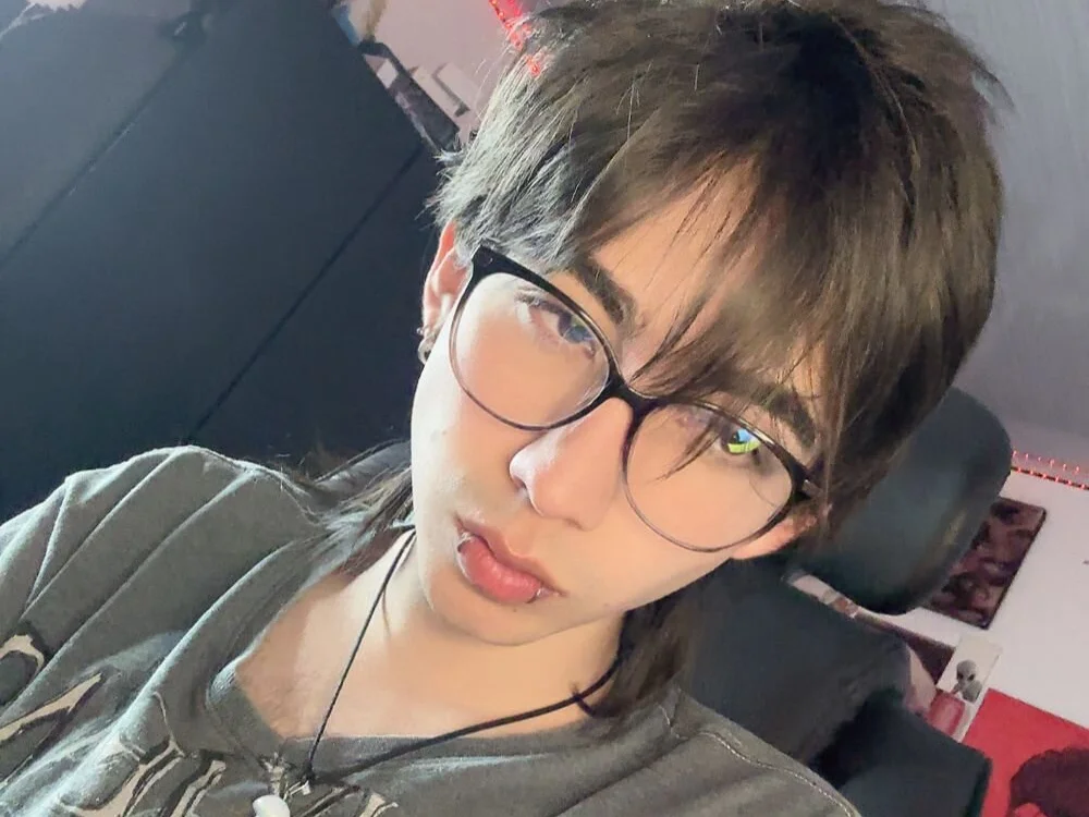 Lucilfer_'s Offline Chat Room