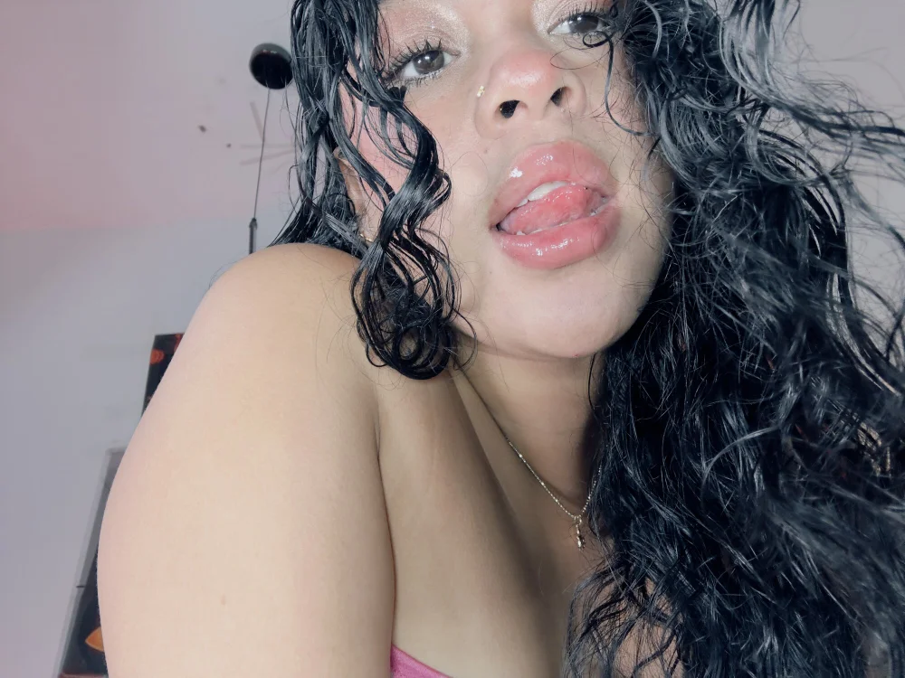 Layla_golden's Offline Chat Room