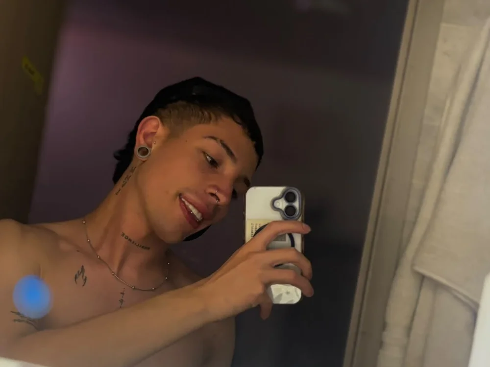 aron_velvet Offline XXX Chat