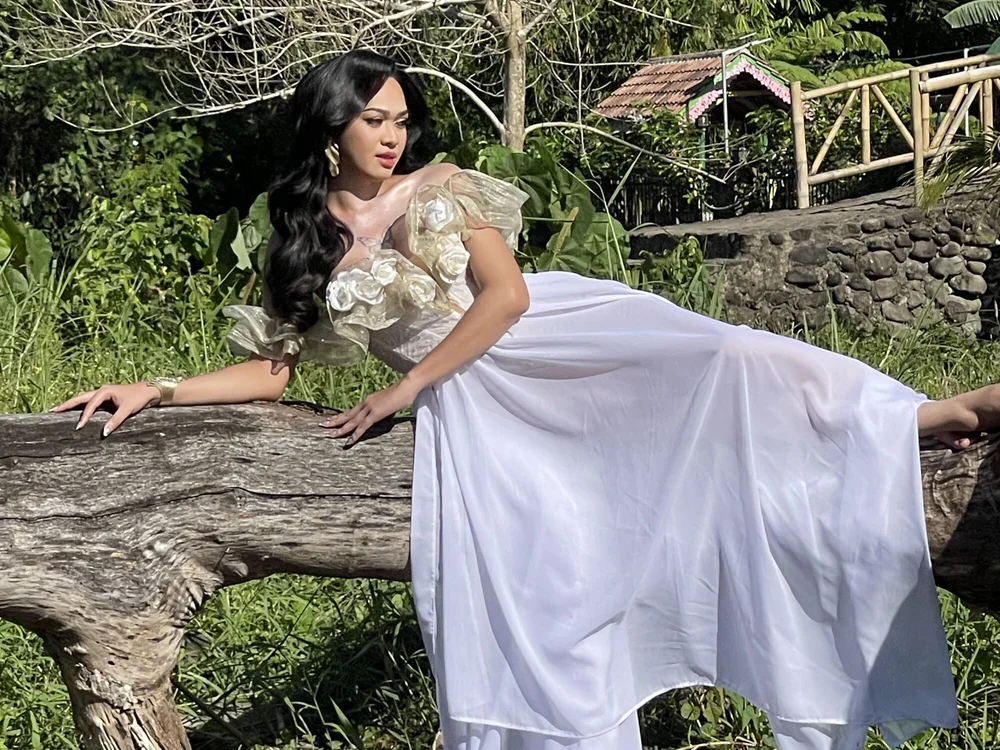 xElisParadisex cam model