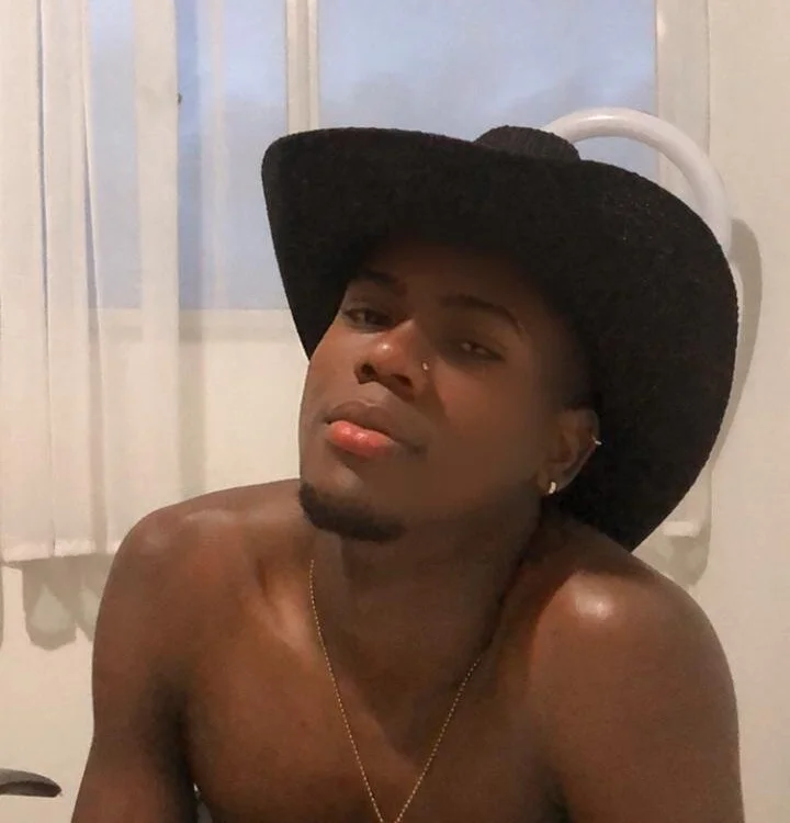 santi_brown Adlı Modelin Çevrimdışı XXX Sohbeti