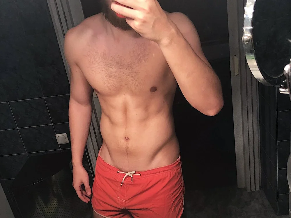 hotstudnextdoor's Offline Chat Room