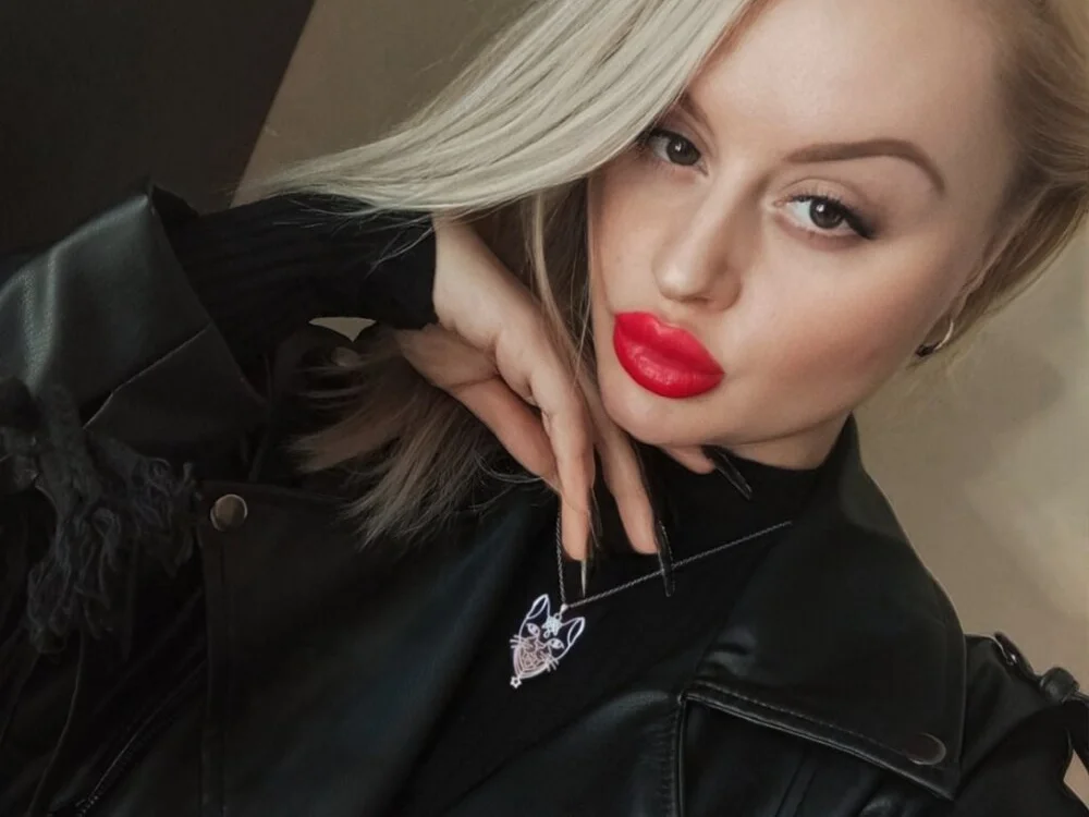 Miss_Alice_Silver offline XXX-chat