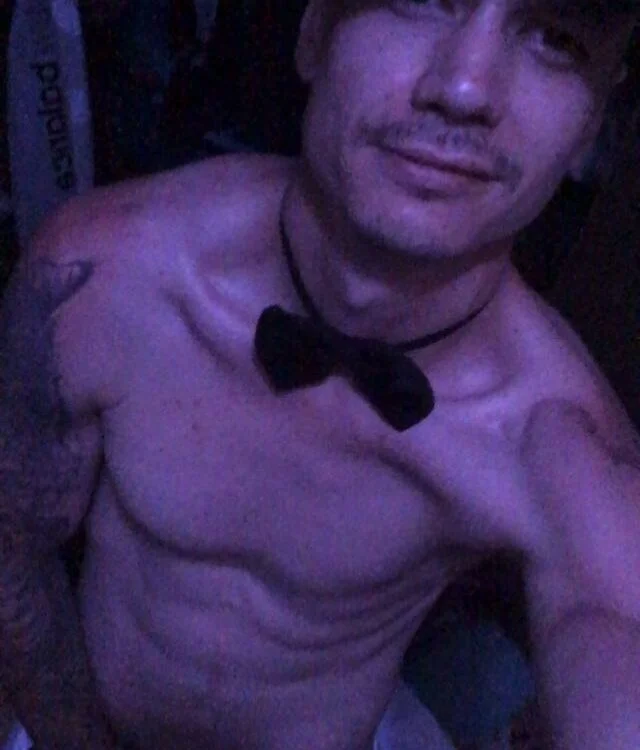 bootyboots1108's Offline Chat Room