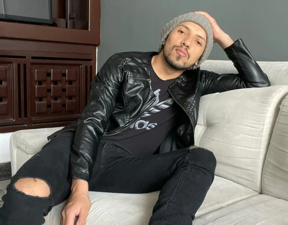 biglatin1's Offline Chat Room