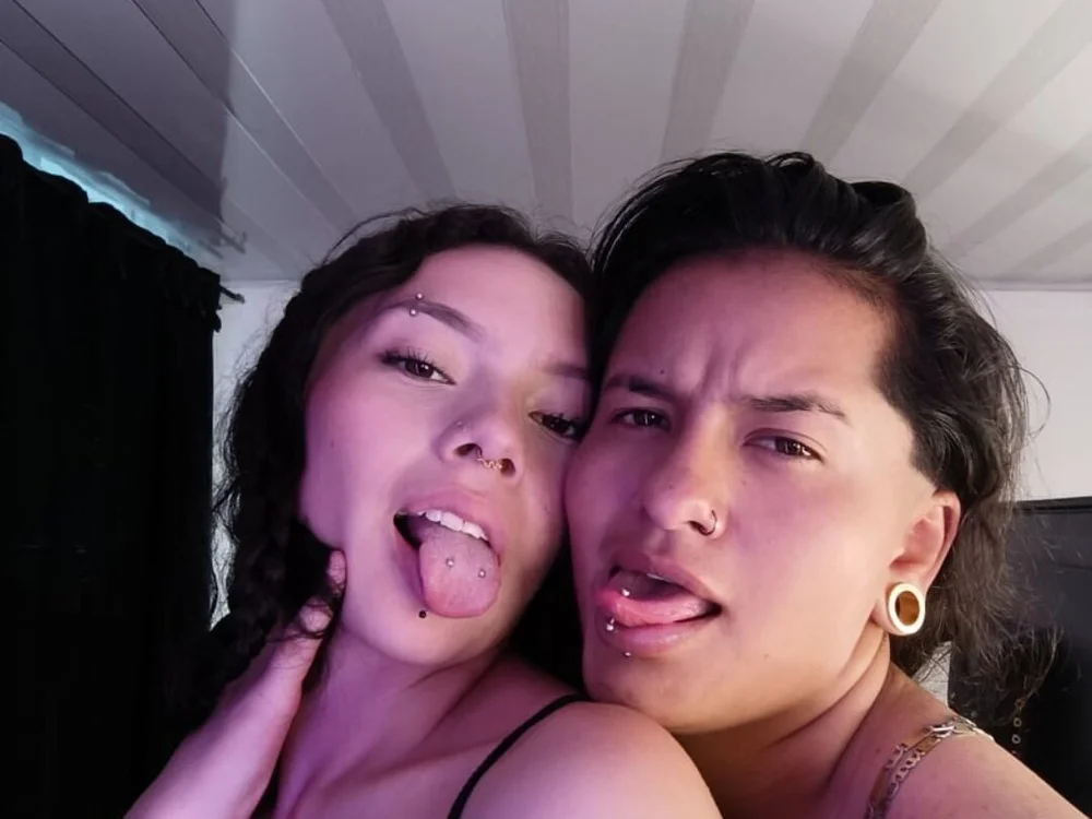 Lilyandmimu's Offline XXX Chat