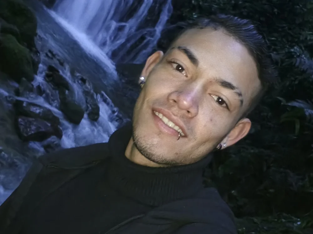 Alex_Urbina offline chatrum