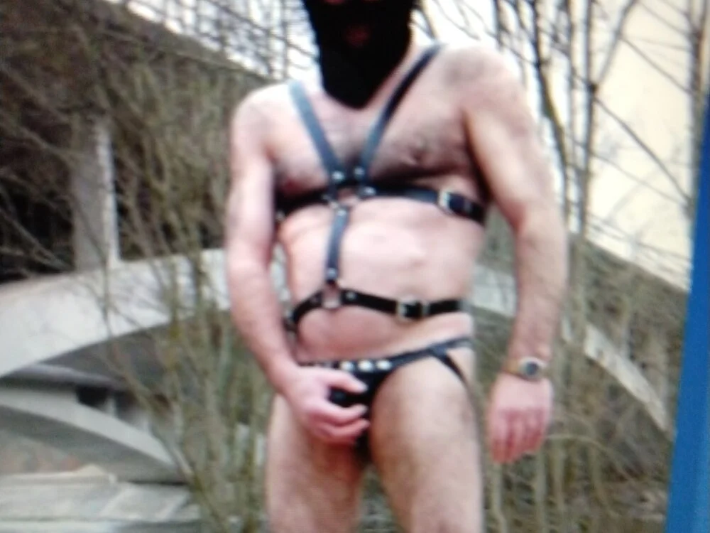 bottomhairy's Offline XXX Chat