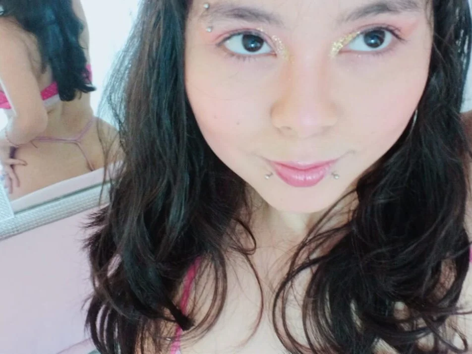 Esmeralda_cutes' Offline XXX Chat