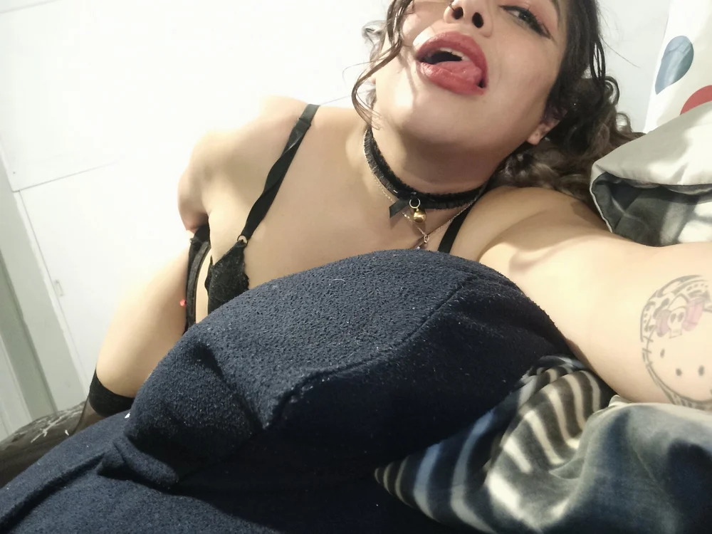 Roxy7w7's Offline Chat Room