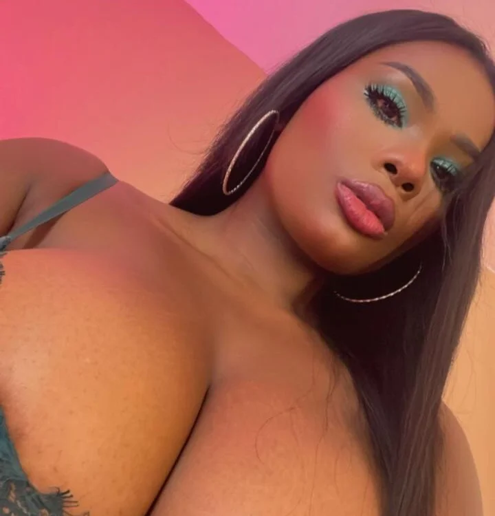 Offline XXX chat hugeboobs-ebony