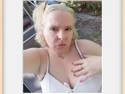 Baby7625 Female German Striptease Cam