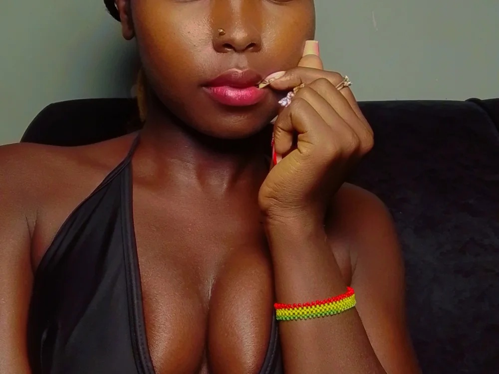 Petite_lilmama Chat XXX offline