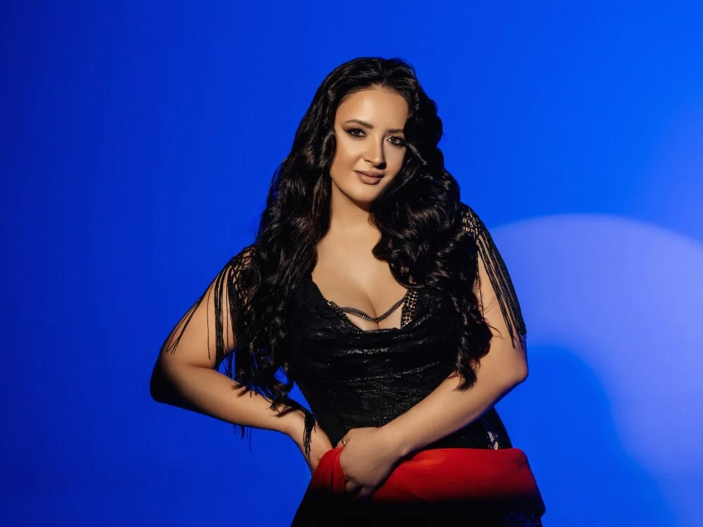 ElinaBellucci Offline XXX Chat