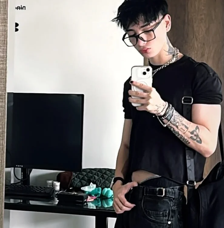 BLAKE___01 Adlı Modelin Çevrimdışı XXX Sohbeti