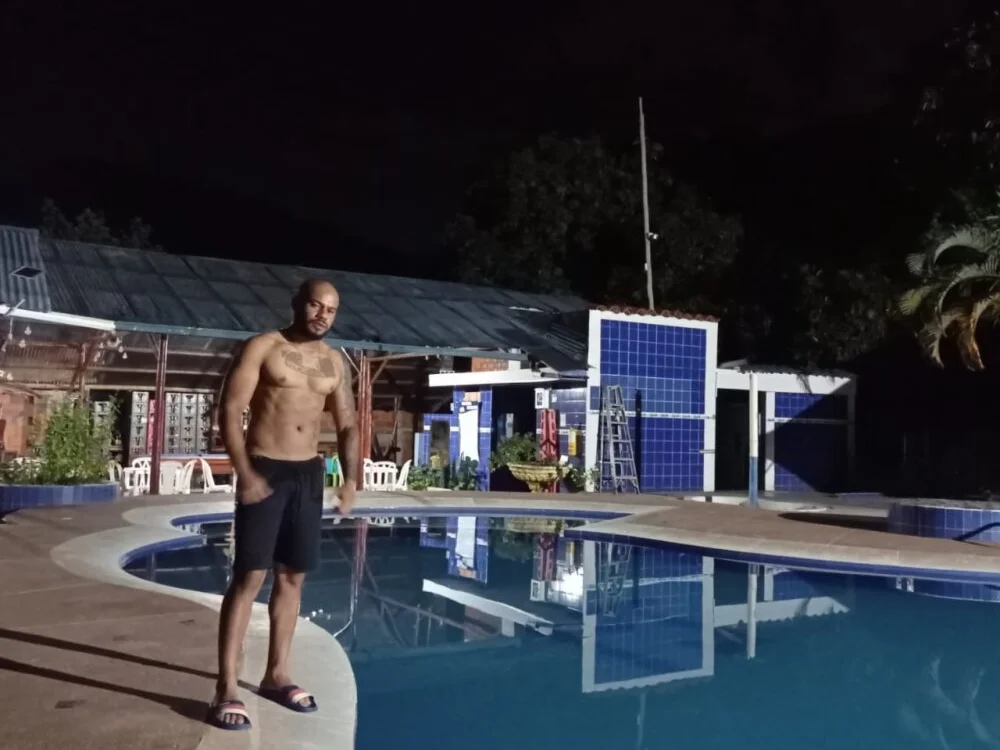 Damian64420 Adlı Modelin Çevrimdışı XXX Sohbeti