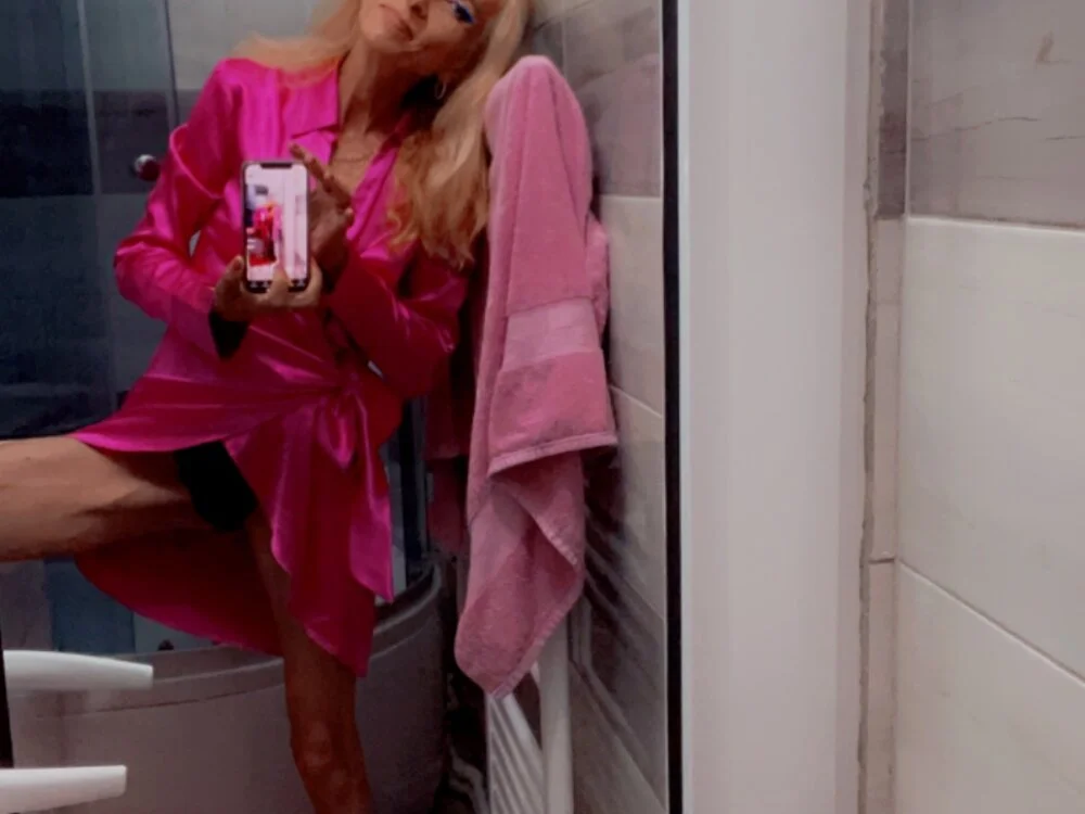 adella13's Offline XXX Chat