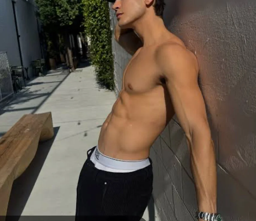 lets_fun_hot_boy's Offline Chat Room