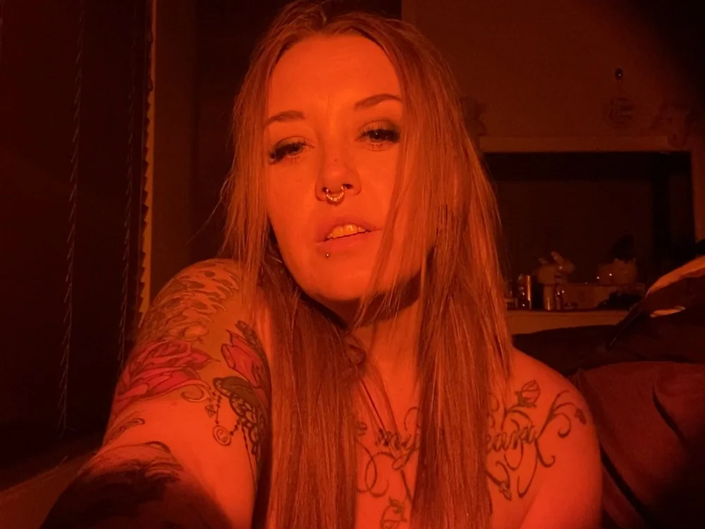queen_acadia's Offline XXX Chat