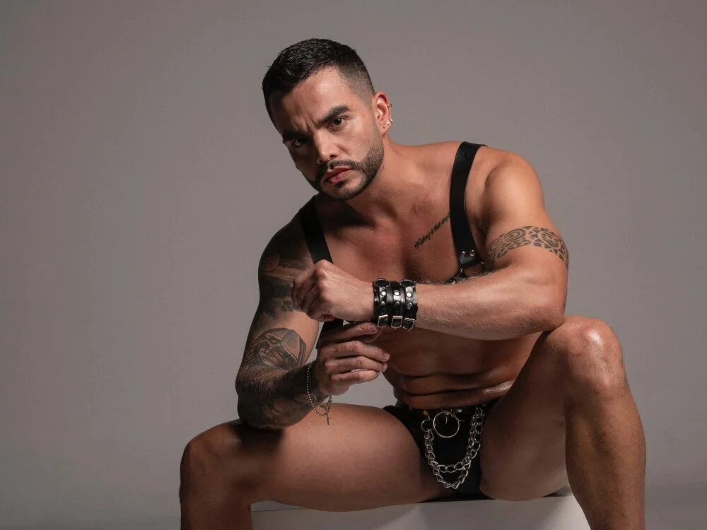 Bruno_De_Lucaa_'s Offline XXX Chat