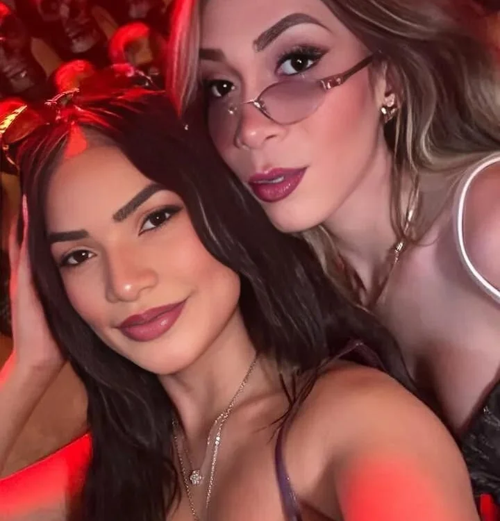 Brune_vs_blonde's Offline XXX Chat