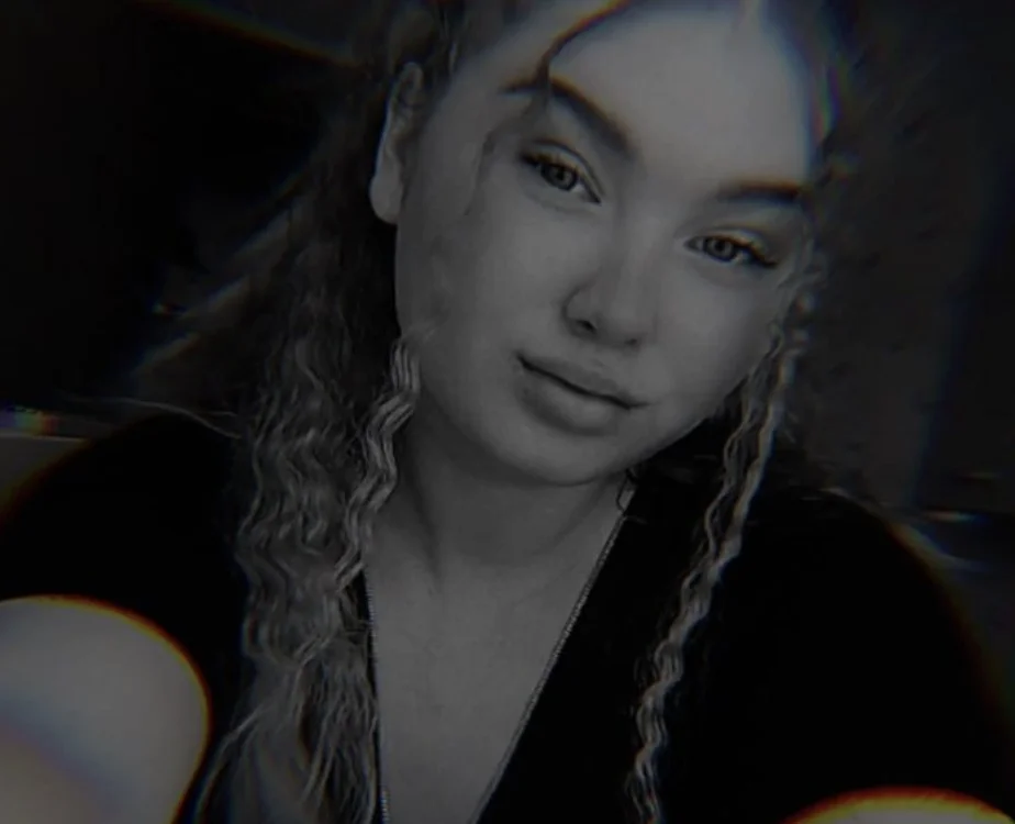 Nora_Corina's Offline Chat Room