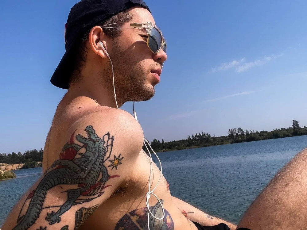 Bennet_Shark offline chatrum