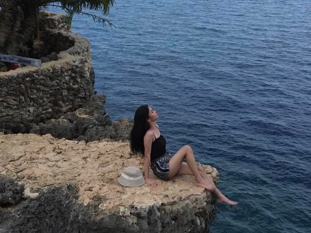 asya_chris Adlı Modelin Çevrimdışı XXX Sohbeti