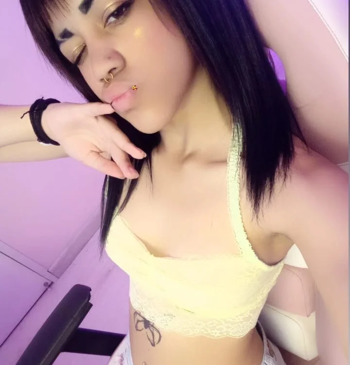 Valeria_Rod's Offline Chat Room