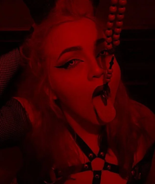 RainbowWiitch's Offline XXX Chat