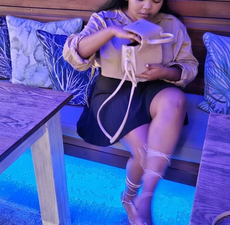thickpariss' Offline Chat Room