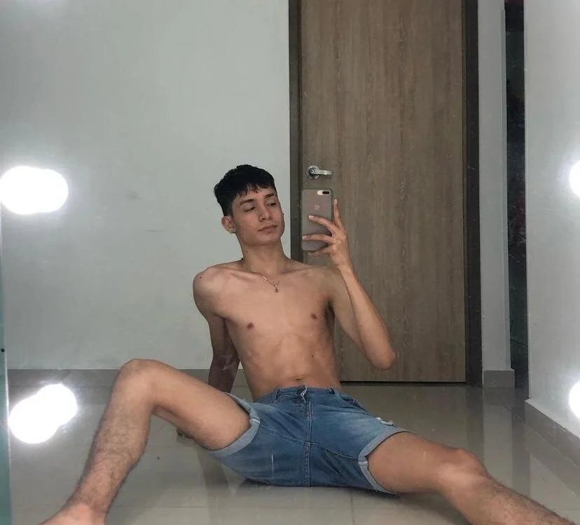 Kami_Twink offline chatrum