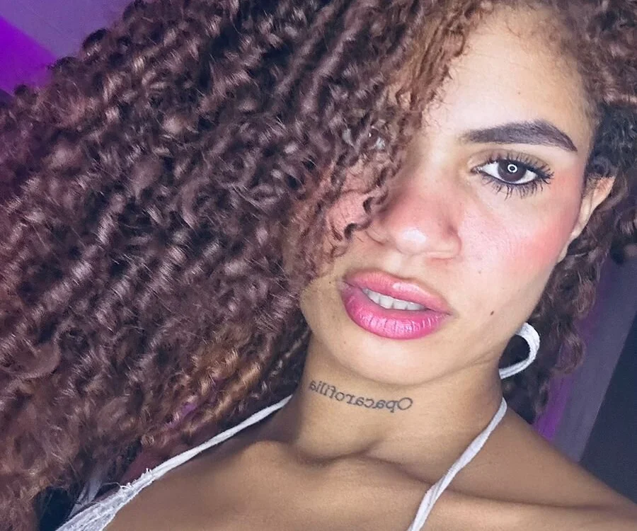 Aurora_Blackmont 離線 XXX 聊天