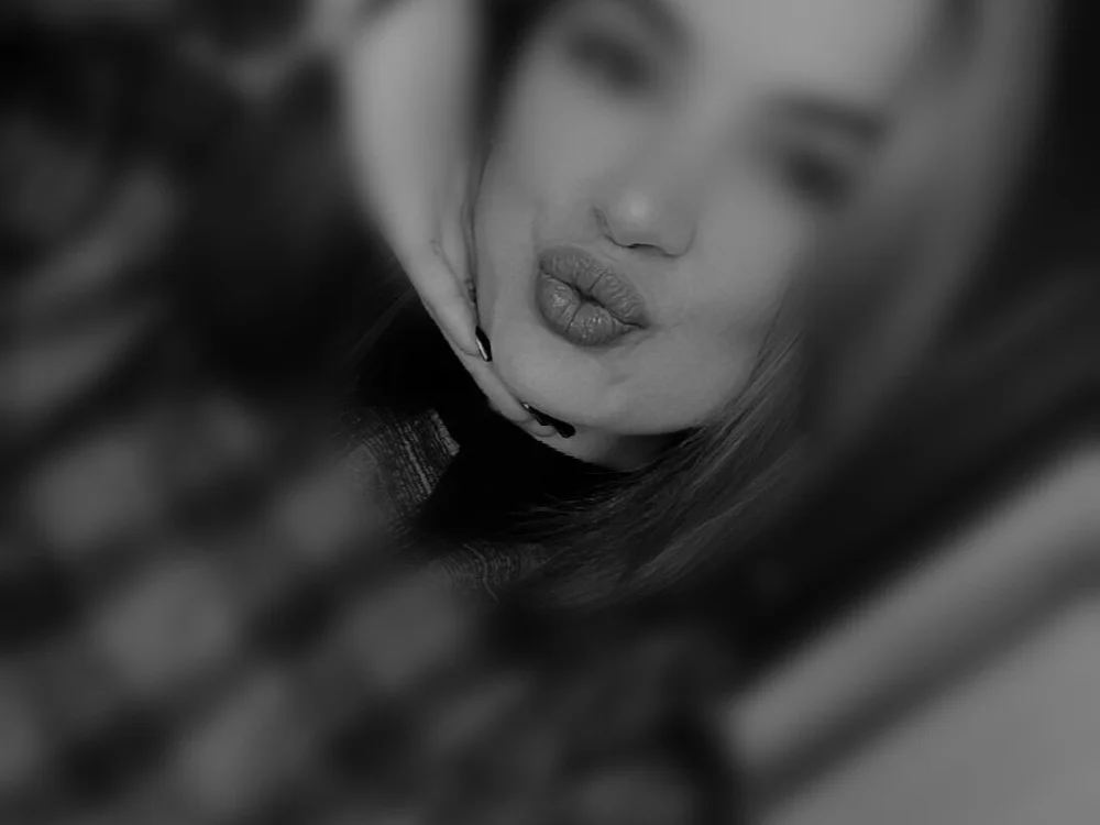 LizzieXRose's Offline Chat Room