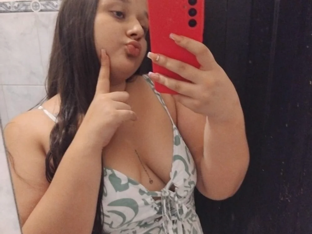 cute_curvy_1's Offline Chat Room