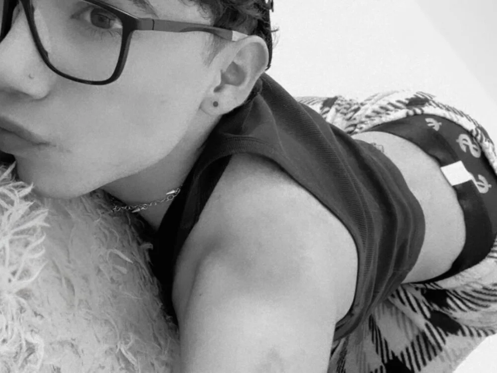 Niico_Cruz Offline XXX Chat