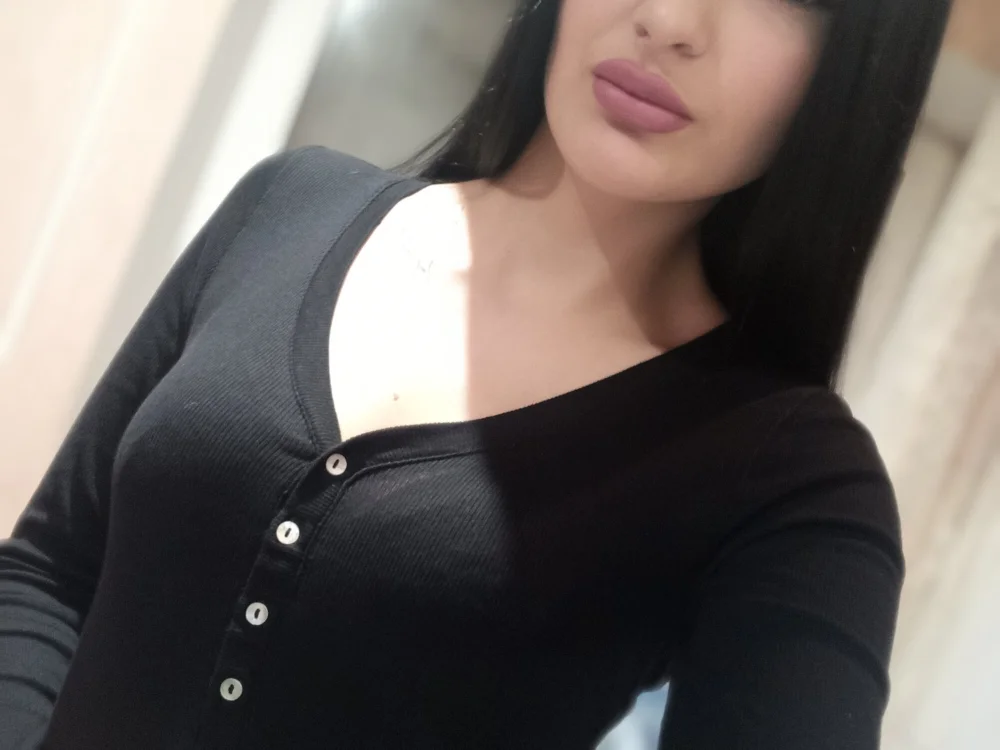 Monica_Amy's Offline Chat Room