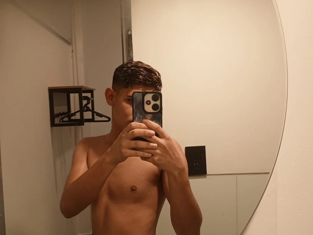 غرفة دردشة Lucas_badboyy دون اتصال