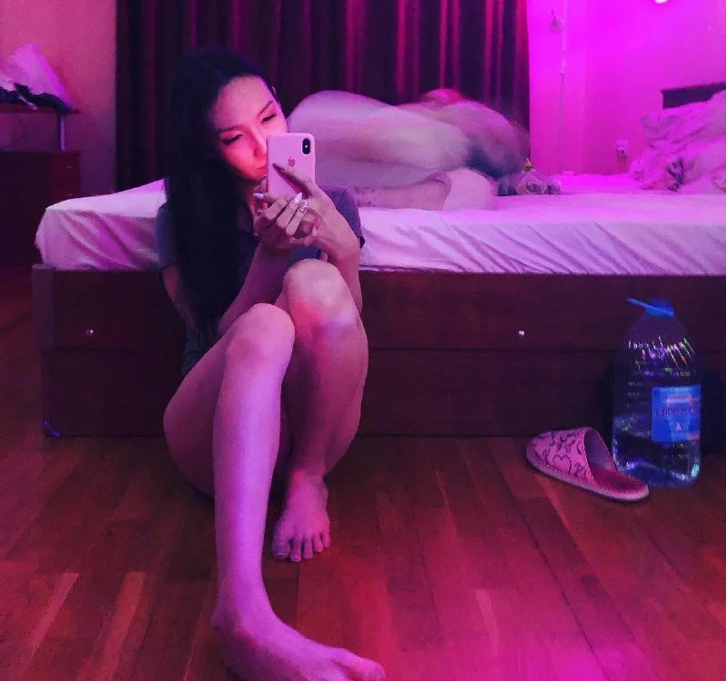 SugarBitches' Offline Chat Room